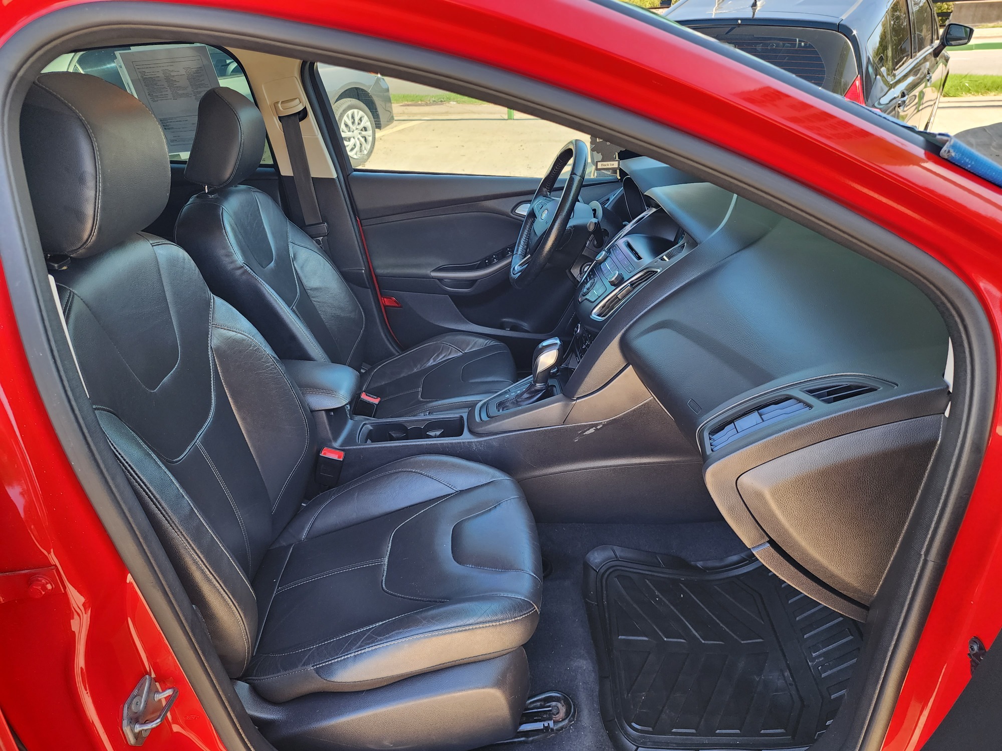 2015 RED Ford Focus SE (1FADP3F22FL) , AUTO transmission, located at 2660 S.Garland Avenue, Garland, TX, 75041, (469) 298-3118, 32.885387, -96.656776 - Photo #16